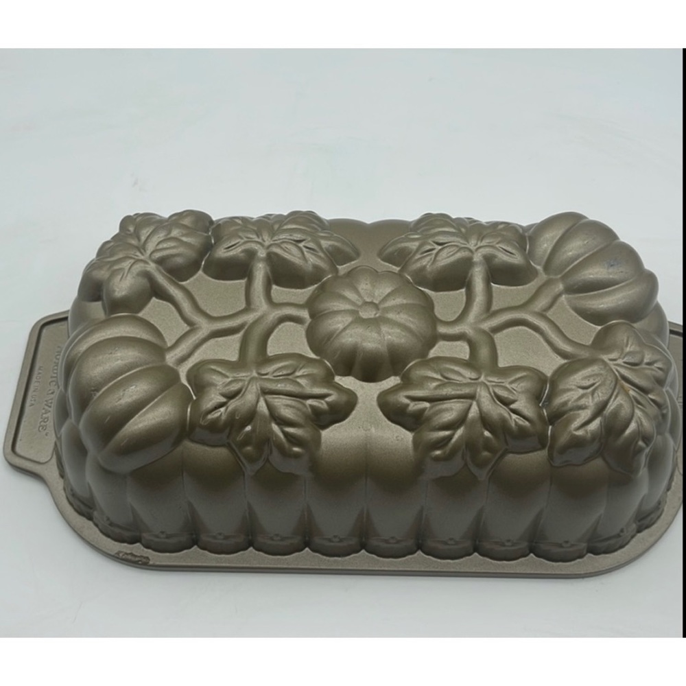 Nordic Ware Pumpkin Loaf Pan Vines 1 Lb Cast Aluminum Holiday Bakeware